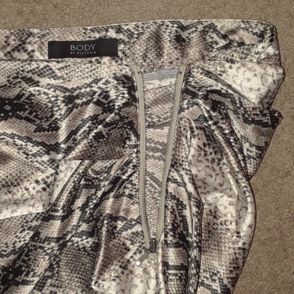 NEW Victorias Secret Silky skirt sz 8 Snake print - Picture 3 of 7